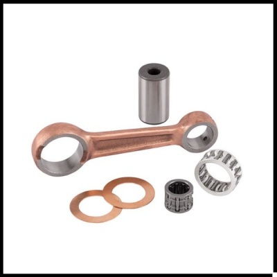 Conjunto de peças metálicas para motor sobre fundo branco