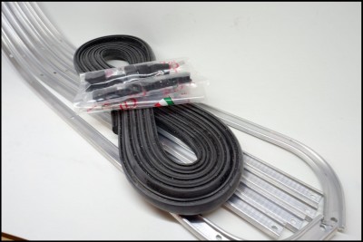 Tiras de borracha e metal com pacotes plásticos sobre fundo branco