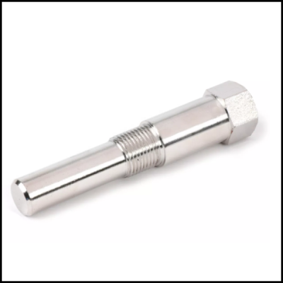 Parafuso metálico prateado com cabeça hexagonal e roscas no meio