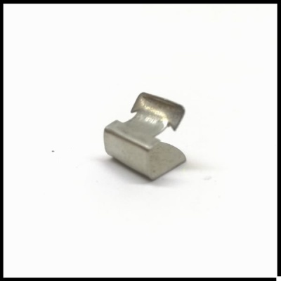 Clipe metálico pequeno prateado em fundo branco