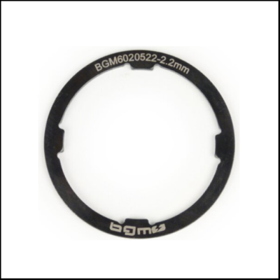 Anel preto metálico com inscrições brancas sobre fundo branco