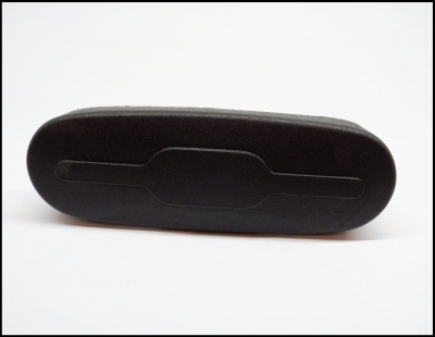 Caixa de óculos preta oval com acabamento fosco sobre fundo branco