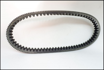 Correia dentada preta de borracha sobre fundo branco