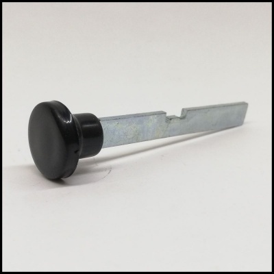 Peça metálica com cabo redondo preto sobre fundo branco