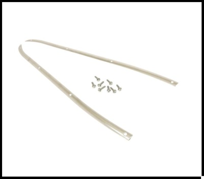 Conjunto de calhas metálicas finas com parafusos num fundo branco