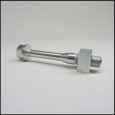 Parafuso metálico com porca quadrada prateada sobre fundo branco