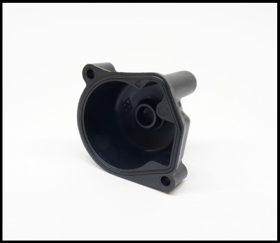 Peça plástica preta com orifícios para fixação