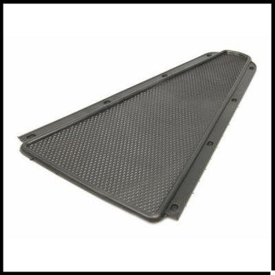 Tapete preto com textura de losangos e bordas com furos