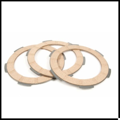 Três discos circulares de embraiagem em cortiça com abas metálicas cinzentas sobre fundo branco