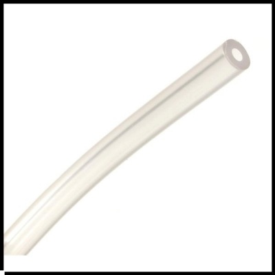 Tubo flexível branco translúcido oco em fundo branco