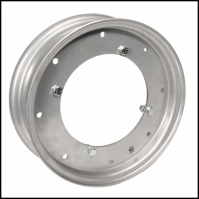 Roda metálica prateada com furos e parafusos