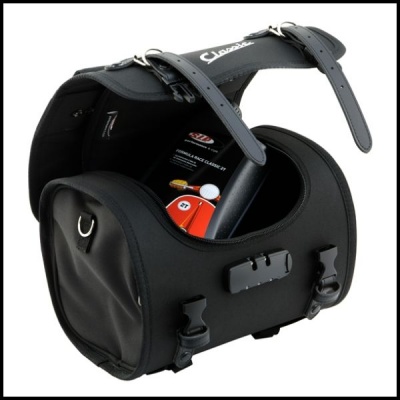 Mala preta com alças e fechos, texto Classic e número 54 visíveis