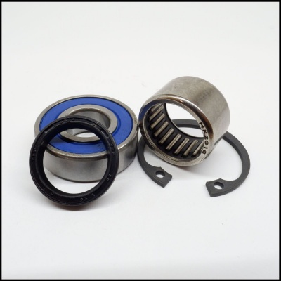 Conjunto de rolamentos metálicos e anéis sobre fundo branco