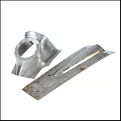 Dois componentes metálicos envelhecidos em fundo branco