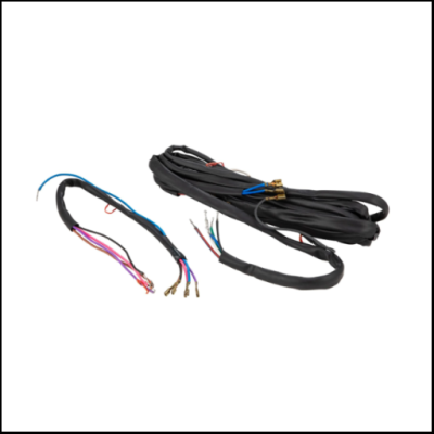 Cabos elétricos isolados com fios expostos em várias cores