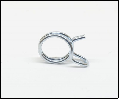 abraçadeira de mola metálica prateada em fundo branco