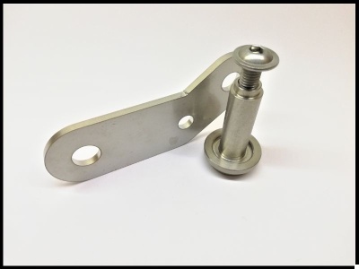 Suporte metálico com parafuso sobre fundo branco