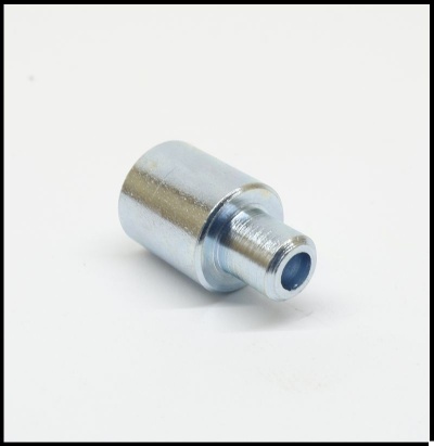 Peça metálica cilíndrica prateada com furo central