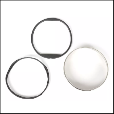 Três lentes circulares, duas com contorno preto e uma prateada, sobre fundo branco.