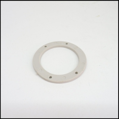 Anel circular branco de plástico com orifícios