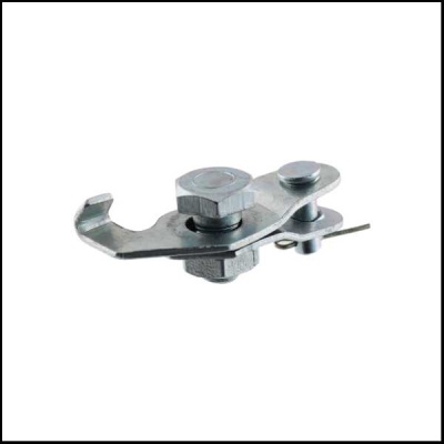 Peça metálica com parafusos e mola sobre fundo branco