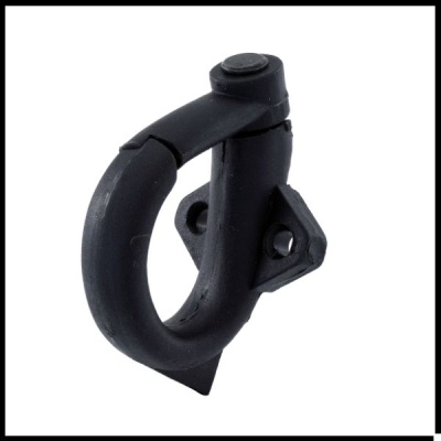 Gancho metálico preto com fecho e base triangular.