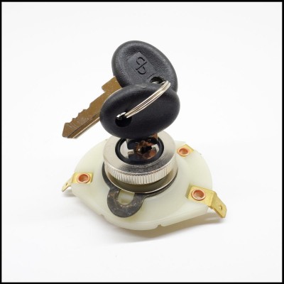 Interruptor elétrico com duas chaves numa base branca