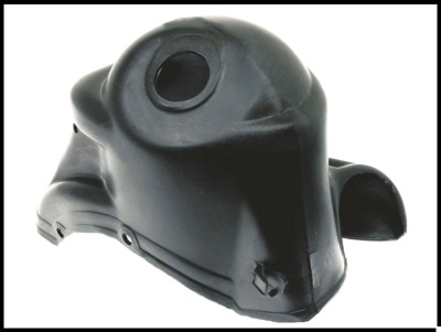 Peça automóvel preta em plástico com orifício circular no topo