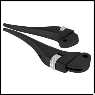 Duas pinças pretas com acabamento metálico prateado em fundo branco