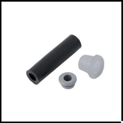 Três peças de borracha de cores preta e cinzenta sobre fundo branco