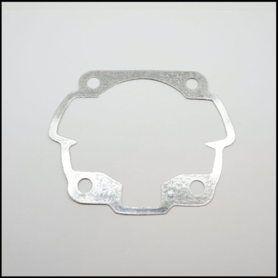 Junta metálica prateada com quatro furos sobre fundo branco.