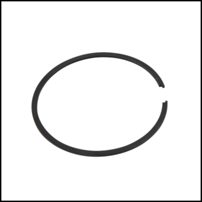 Anel de pistão metálico preto em fundo branco