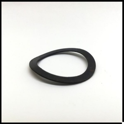 Anel preto de design simples com formato irregular