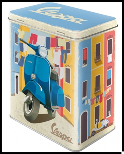 Caixa metálica decorativa com ilustração de mota Vespa azul e prédios coloridos.