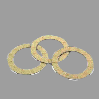 Três anéis de vedação circulares bege sobre fundo cinzento