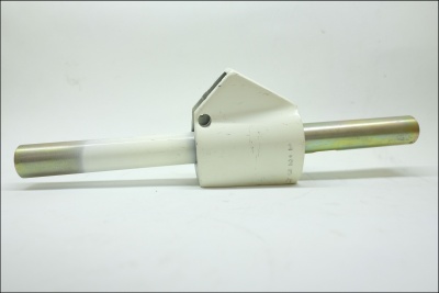 peça metálica com tubo branco e metálico unidos por chapa branca com número 1 a 5