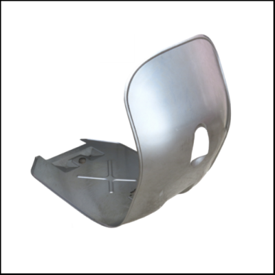 Peça metálica cinzenta com corte oval e relevo em fundo branco