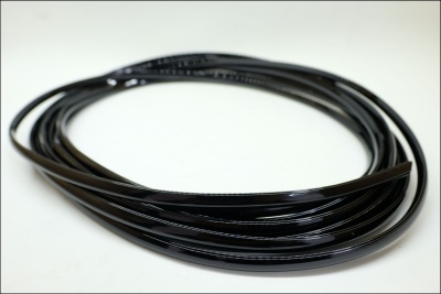 Cabo preto enrolado em círculo sobre fundo branco