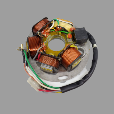 Estator elétrico com bobinas de cobre e fios coloridos