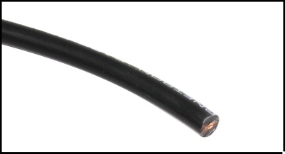 Cabo elétrico preto com corte transversal mostrando condutor de cobre