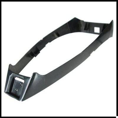 Moldura ou suporte plástico preto isolado em fundo branco