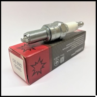 Vela de ignição com caixa vermelha e preta