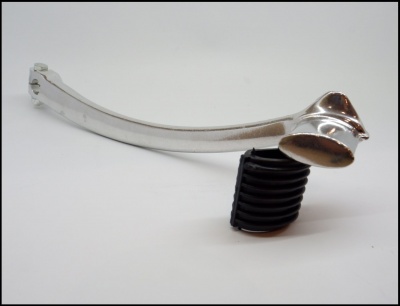 Alavanca metálica prateada com peça preta.