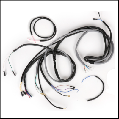 Conjunto de cabos elétricos com fios coloridos e revestimento preto e cinzento