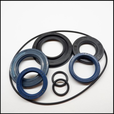 Conjunto de anéis vedantes de borracha preta e azul sobre fundo branco