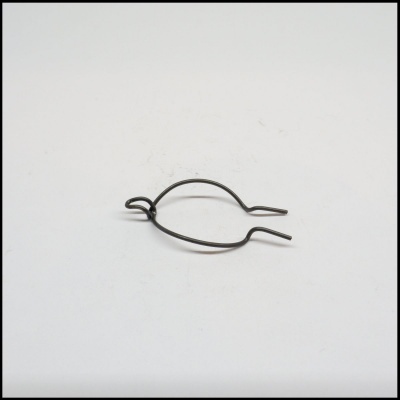 Clipe metálico pequeno em superfície branca