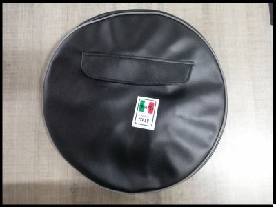 Capa redonda preta com etiqueta da Itália sobre superfície clara