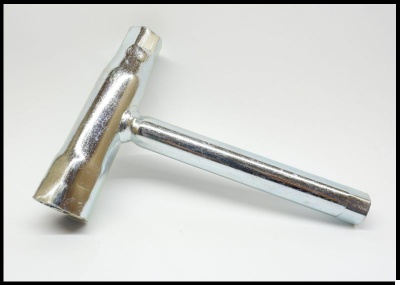 Martelo de metal prateado sobre fundo branco