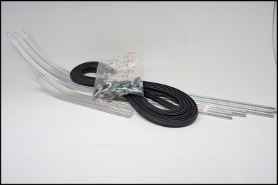 Conjunto de peças metálicas curvas, fios pretos e acessórios em saco plástico