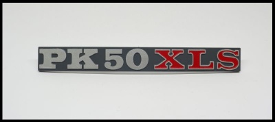 Emblema metálico com texto PK 50 XLS em cinza e vermelho